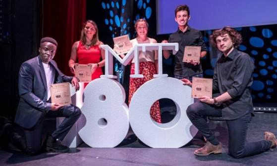 Les lauréat(e)s 2022 du concours "Ma thèse en 180 secondes". De g. à dr. : Pierre-Damien Fougou, Anaïs Perrichet, Alphanie Midelet, Maxime Robic, Oscar Cosserat. © MT180/France Universités-CNRS/David Pell