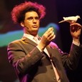 Des artistes se produisent entre les rounds du débat. Des artistes se produisent entre les rounds du débat.