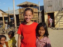 les enfants participent aux rencontres sur chaque lieu de reportage.