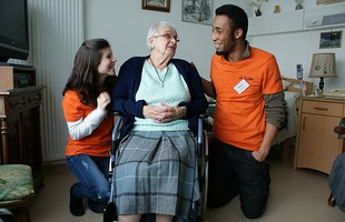 Des jeunes volontaires d'Unis-Cité avec une personne âgée