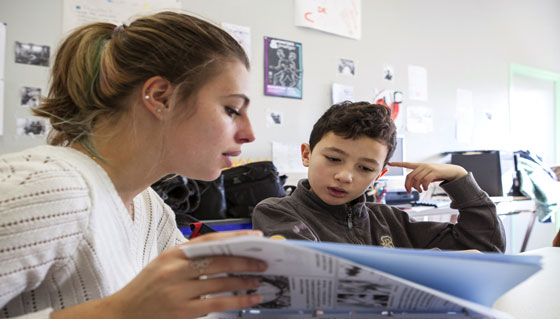 Une étudiante donne une séance de tutorat à un écolier via l'association  Zupdeco © zupdeco