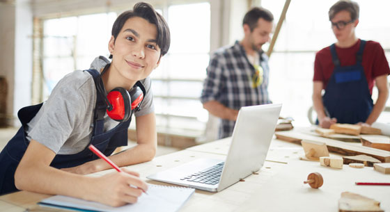 Les bacheliers sans expérience qui ont des difficultés pour trouver un emploi pourront se tourner vers une E2C pour être aidés à s'insérer © Adobe Stock