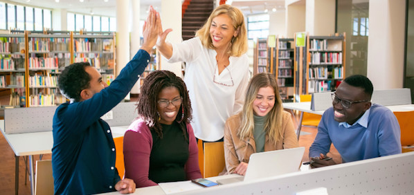 Avoir des relations chaleureuses dans son établissement est un des facteurs de motivation @ Kampus Production - Pexels Avoir des relations chaleureuses dans son établissement est un des facteurs de motivation @ Kampus Production - Pexels