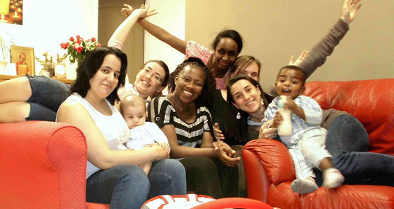 Six filles et deux bébés : une colocation solidaire pleine de vie