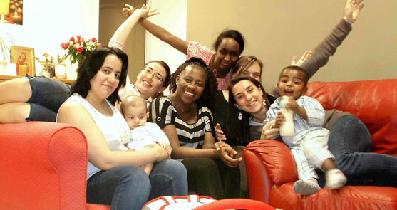 Six filles et deux bébés : une colocation solidaire pleine de vie Six filles et deux bébés : une colocation solidaire pleine de vie