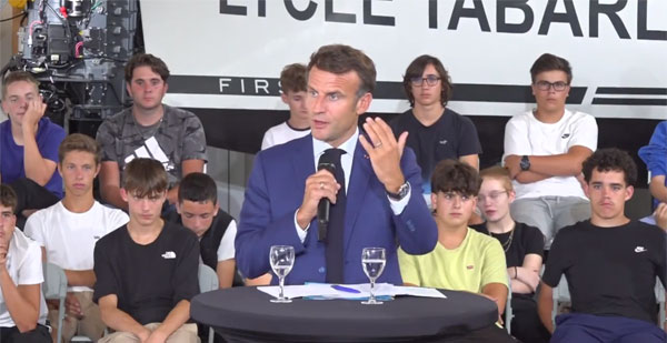 Le président de la République en visite au lycée professionnel Eric Tabarly en Vendée © Twitter @EmmanuelMacron / capture vidéo