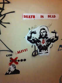 "La mort est morte" tag réalisé par l'atelier d'action de rue au matin de Pâques