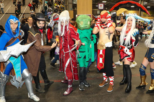 Visiteurs en cosplay de personnages du jeu vidéo "League of Legends", lors de la Paris Games Week 2019 © DR