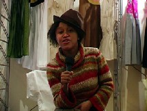 Sakina M'sa permet à femmes sans emploi d'apprendre la haute couture. Sakina M'sa permet à femmes sans emploi d'apprendre la haute couture.
