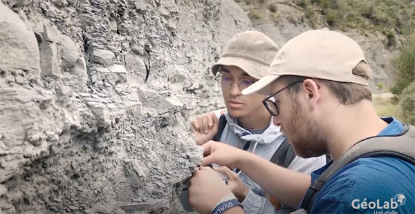 Des étudiants sur un "terrain"  © vidéo Géolab