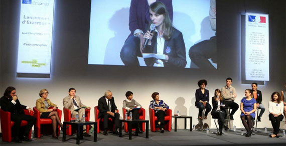 Cédric Villani et quatre ministres français ainsi que la commissaire européenne lancent Erasmus+ en présence de jeunes étant partis à l'étranger. (Photo : Cité intenationale / Twitter)