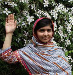 Malala soutient l'opération "Levez la main pour l'éducation des filles" /Plan International Malala soutient l'opération "Levez la main pour l'éducation des filles" /Plan International