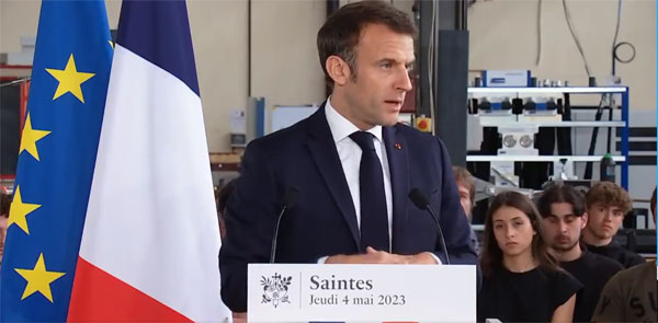 Emmanuel Macron présente la réforme de la filière professionnelle dans l'atelier d'un lycée à Saintes © Twitter