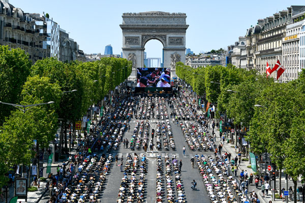 La plus grande dictée du monde organisée sur les Champs-Elysées