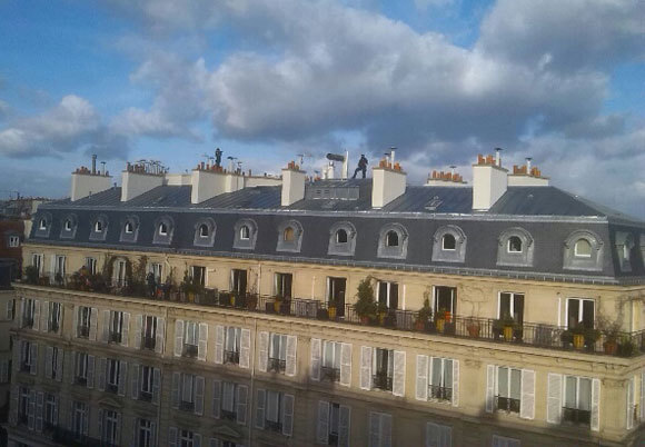 Deux snipers sur le toit d'un immeuble du boulevard Voltaire, durant la manifestation. © reussirmavie.net