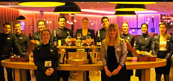 Employés du Club Med dans un village. Photo : Club Med Jobs FR/ En Employés du Club Med dans un village. Photo : Club Med Jobs FR/ En
