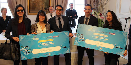 Les lauréats du Challenge du conseil : l'équipe du projet Sen Experts (à g.) et du projet LUD'IN (à dr.) Les lauréats du Challenge du conseil : l'équipe du projet Sen Experts (à g.) et du projet LUD'IN (à dr.)