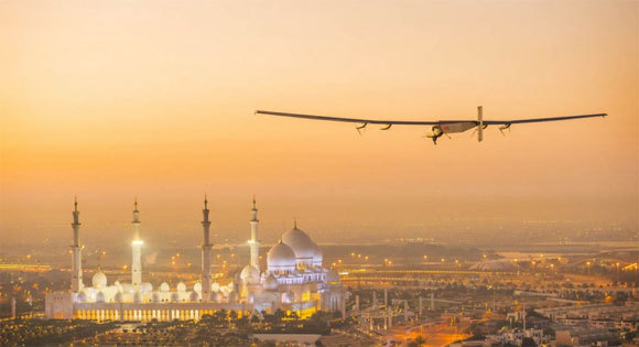Solar Impulse 2 au-dessus d'Abu Dhabi