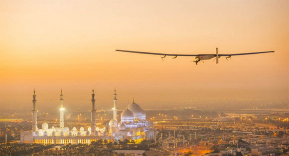 Solar Impulse 2 au-dessus d'Abu Dhabi Solar Impulse 2 au-dessus d'Abu Dhabi