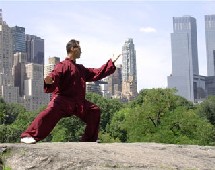 Le taichi dans les parcs publics tôt le matin Le taichi dans les parcs publics tôt le matin