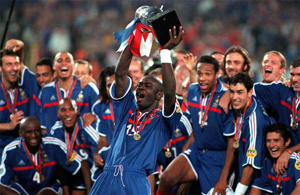 Lilian Thuram portant le trophée de la coupe d'Europe de football, le 2 juillet 2000. Photo : Getty Images