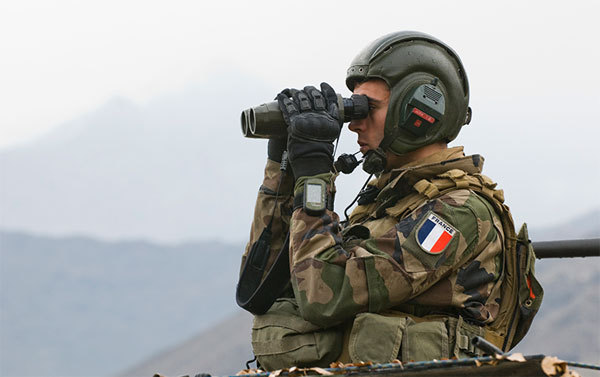 Chef de VAB T20 13 en observation. Crédit photo : Armée de terre. Chef de VAB T20 13 en observation. Crédit photo : Armée de terre.