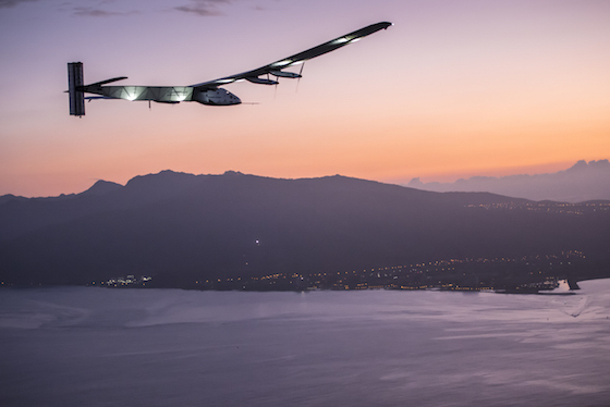 Le Solar Impulse 2 approche des côtes d'Hawaï le 3 juillet 2015 au matin.