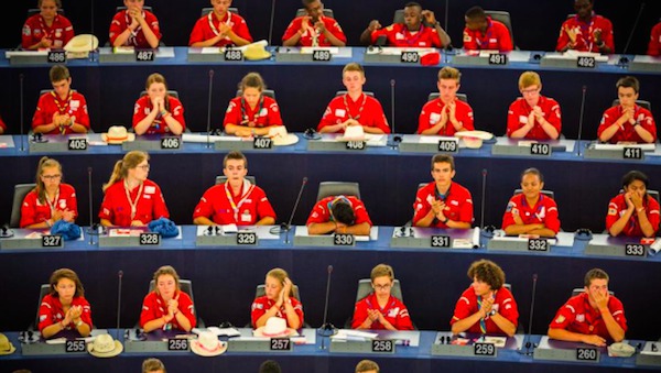 Les scouts présentent leur résolution au Parlement européen © Claude Truong-Ngoc Les scouts présentent leur résolution au Parlement européen © Claude Truong-Ngoc