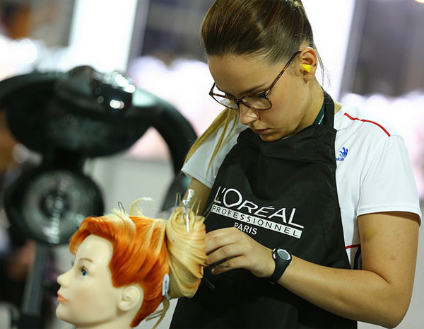 Justine Gaubert, médaille d'argent en coiffure, durant son épreuve à Sao Paulo.