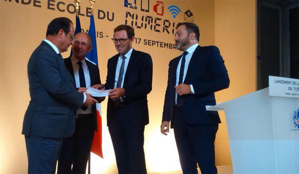 François Hollance reçoit le rapport sur la grande école du numérique, le 17 septembre 2015.
