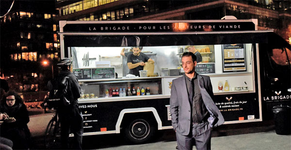 Adrien Denis, fondateur de Cervi, devant le food truck "La Brigade". Adrien Denis, fondateur de Cervi, devant le food truck "La Brigade".