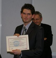 Denis Mitout, 21 ans, reçoit son diplôme de Denis Mitout, 21 ans, reçoit son diplôme de