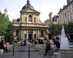 Devant la Sorbonne.