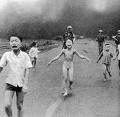 1972 : enfants vietnamiens brûlés par un bombardement au napalm