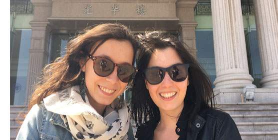 Juliette et Laura, étudiantes du parcours franco-chinois de l'ICD, devant la Fudan University à Shanghai. Juliette et Laura, étudiantes du parcours franco-chinois de l'ICD, devant la Fudan University à Shanghai.