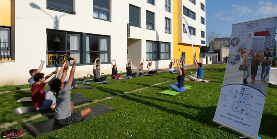 Cours de fitness devant une résidence étudiante Résid'Etud. Cours de fitness devant une résidence étudiante Résid'Etud.