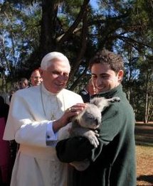Benoît XVI caresse un koala © WYD 2008 Benoît XVI caresse un koala © WYD 2008