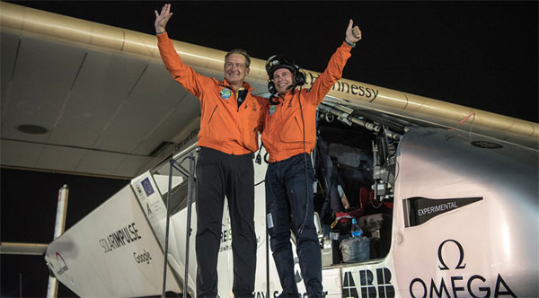 Les deux pilotes Bertrand Piccard et André Borschberg à l'arrivée de leur tour du monde. Les deux pilotes Bertrand Piccard et André Borschberg à l'arrivée de leur tour du monde.