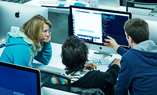 Des étudiants de 42 travaillent ensemble sur un projet. © William Beaucardet