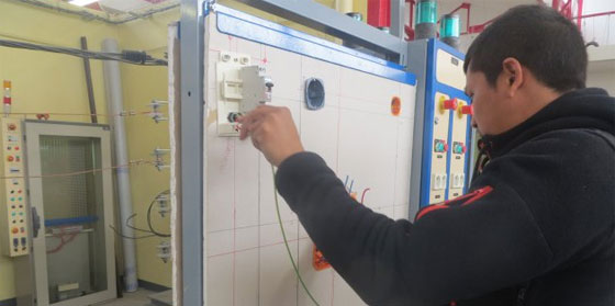 Techniciens De La Fibre Optique Le Tres Haut Debit Booste