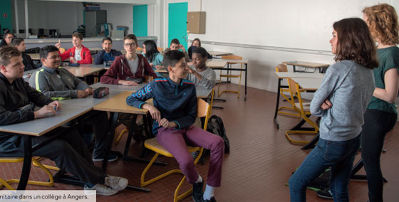 Des étudiants en service sanitaire dans un collège à Angers.