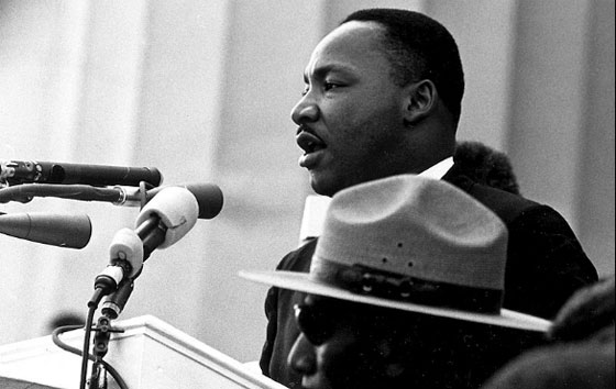Martin Luther King à la tribune le 28 août 1963 à Washington.