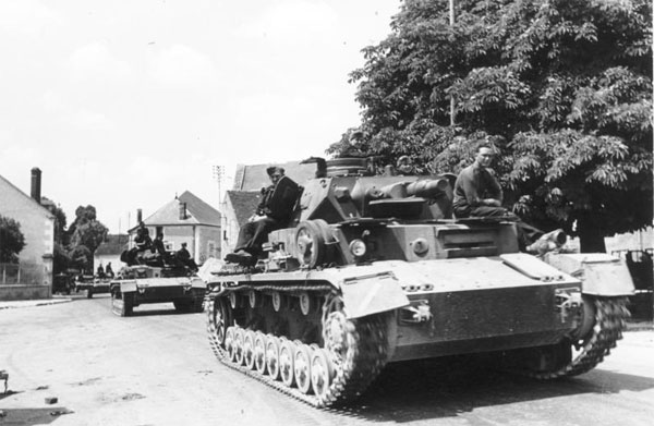 Des panzers traversent un village français en mai 1940. © CC / Wikimédia