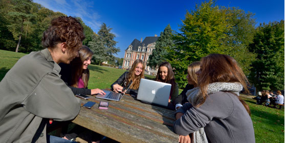 Etudiantes de Neoma Business School sur le campus de Rouen. © Neoma BS