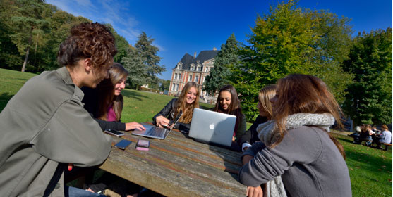 Etudiantes de Neoma Business School sur le campus de Rouen. © Neoma BS Etudiantes de Neoma Business School sur le campus de Rouen. © Neoma BS