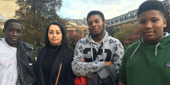 Rachida Grairi, fondatrice de Club France Réussite, avec des jeunes lors d'une visite de l'Assemblée nationale. © reussirmavie.net