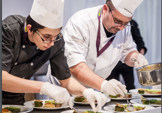 Cuisinier de restauration collective et son apprenti lors du concours gastronomique Le Gargantua © snrc.fr