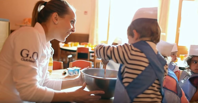 Chloé, en job saisonnier dans un baby-club. © capture vidéo Club Med