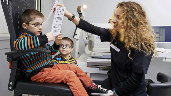 Une orthoptiste dans une clinique ophtalmologique. Photo : clinique de l'Union à St-Jean (31).