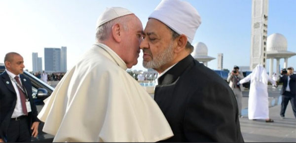 Accolade entre le Pape François et le Grand Imam d'Al-Azhar à Abou Dhabi, le 4 février 2019 © Vatican Média